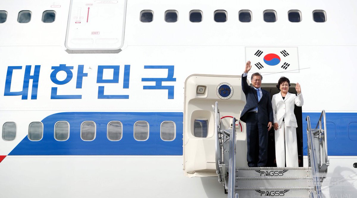 TheBlueHouseKR's tweet photo. 동남아시아 3개국 순방 중인 문재인 대통령 부부는 12일 오후 필리핀 니노이 아키노 국제공항에 도착했습니다. 문 대통령은 12일엔 아세안 50주년 갈라만찬에 참석하고 13, 14일에는 아세안 정상회의 개막식과 기업투자 써밋, 정상회담 등 쉴 틈 없는 외교일정을 이어갑니다. https://t.co/AwyaOBeuYw https://t.co/xiQmaEbIqF