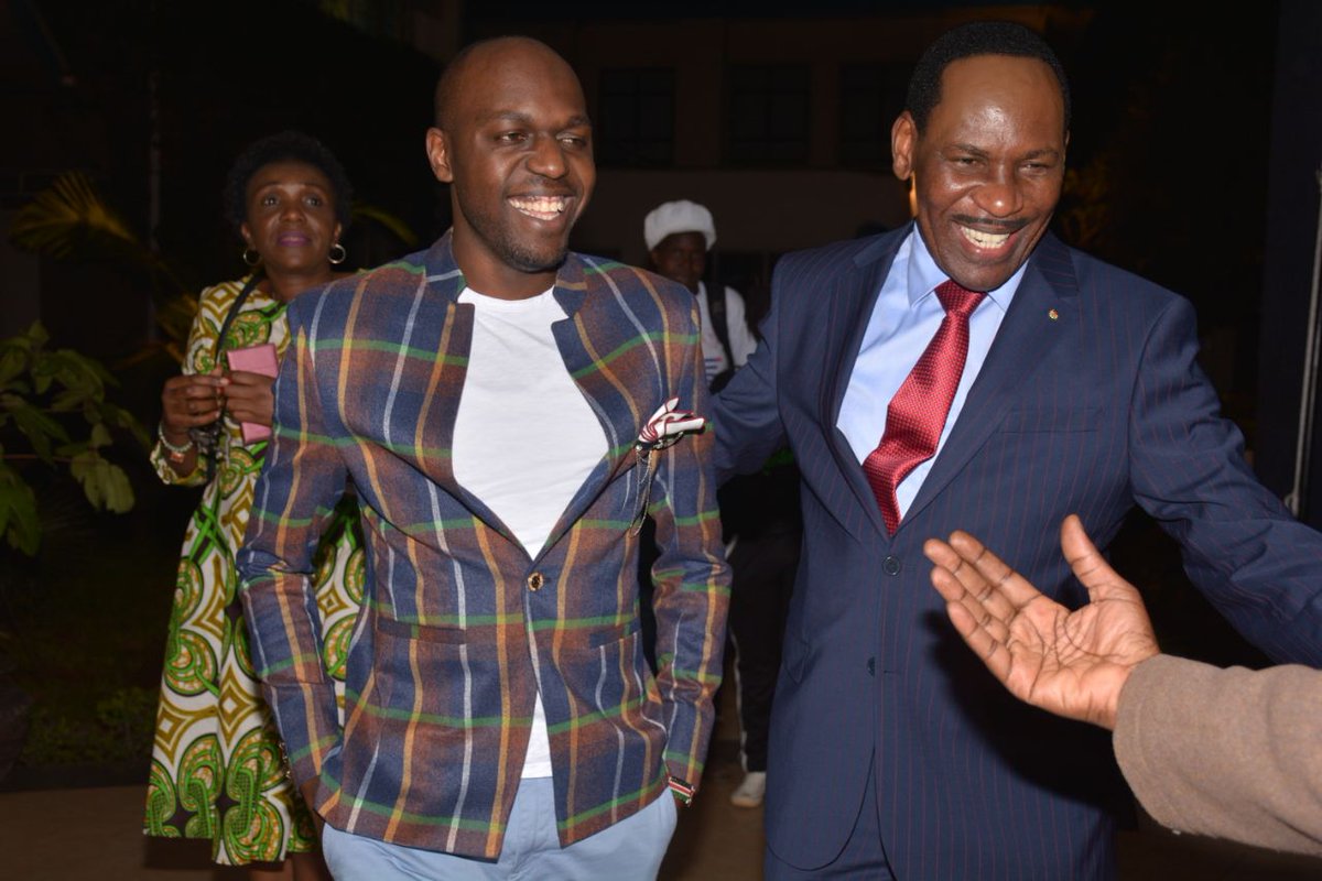 SpeakerHarrison's tweet photo. Kama @LarryMadowo honours @EzekielMutua WEWE ni nani?
#DrEzekielMutuaImpactinFilm #TrapaDrive #DriveKE #GainWithXtianDela https://t.co/v6BM6Bikxu