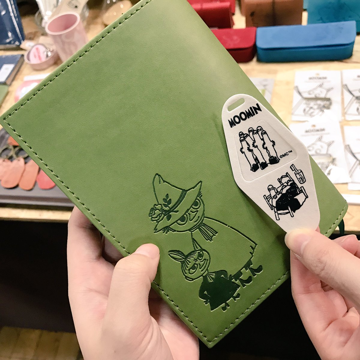 文具女子博 7月に名古屋で開催 文具女子博 出店予定の Hightide さんより ムーミン のグッズをご紹介 実は スナフキン がだいすきなんですっ 1枚目のガラスペーパーウェイトは新商品だそうです 他にもブックカバーやメガネケースなどなど 可愛すぎ