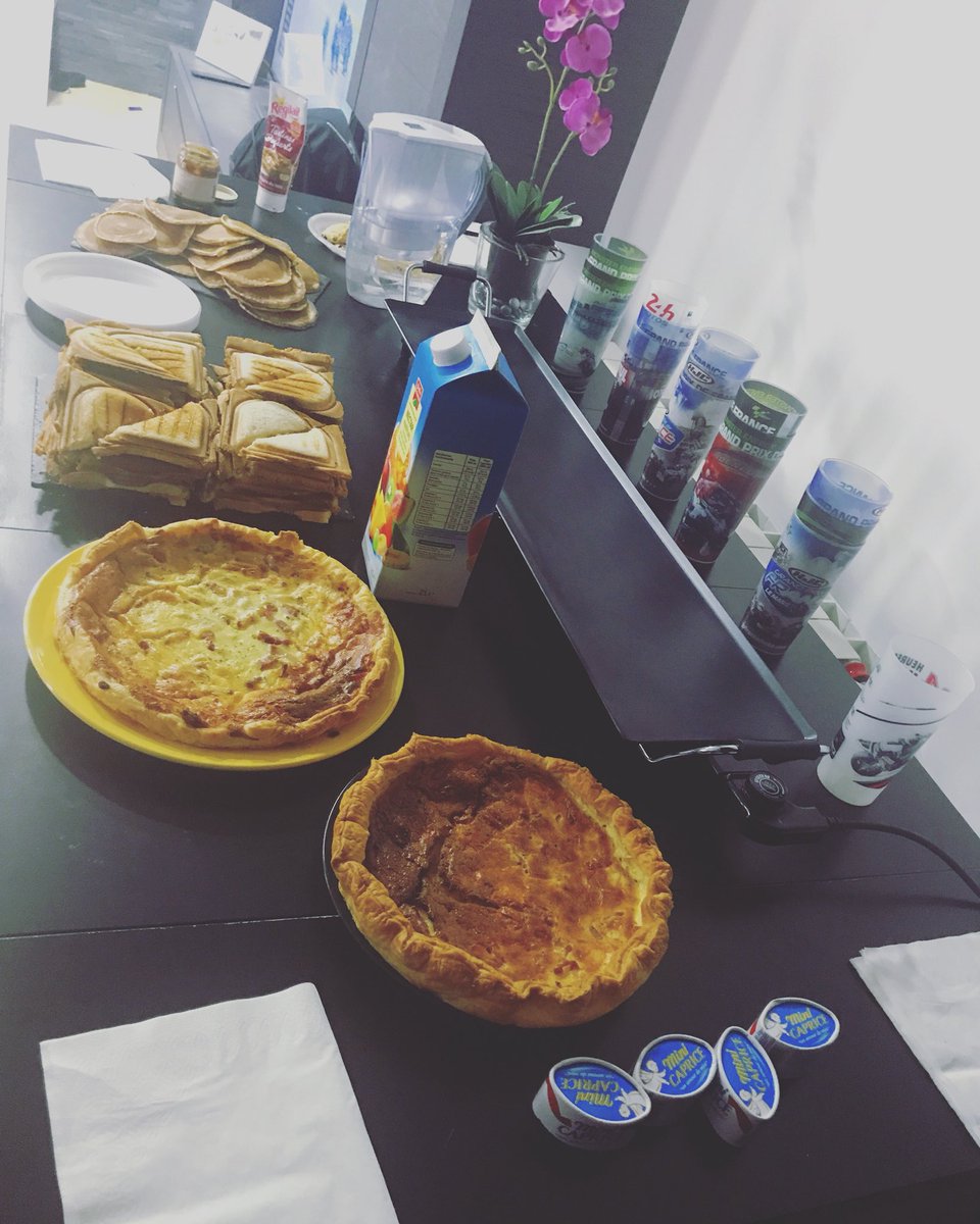 FoodDeTech's tweet photo. Petit #brunch du #dimanche devant le @MotoGP https://t.co/uEqAisGPan