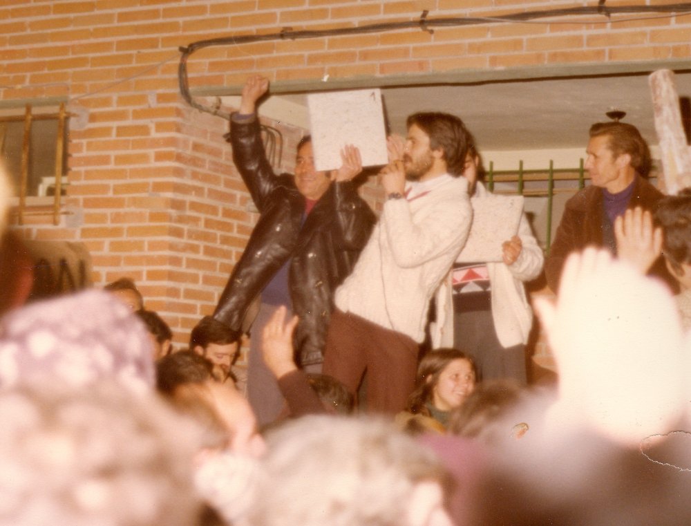 ConchiBarrios40's tweet photo. Ahora sí. El Gobierno ha firmado los papeles y hemos dejado de ser una asociación de vecinos en trámite. Qué gran paso para el barrio. Ahora queda que legalicen la federación y las demás AAVV. https://t.co/UBMM5xXlTR