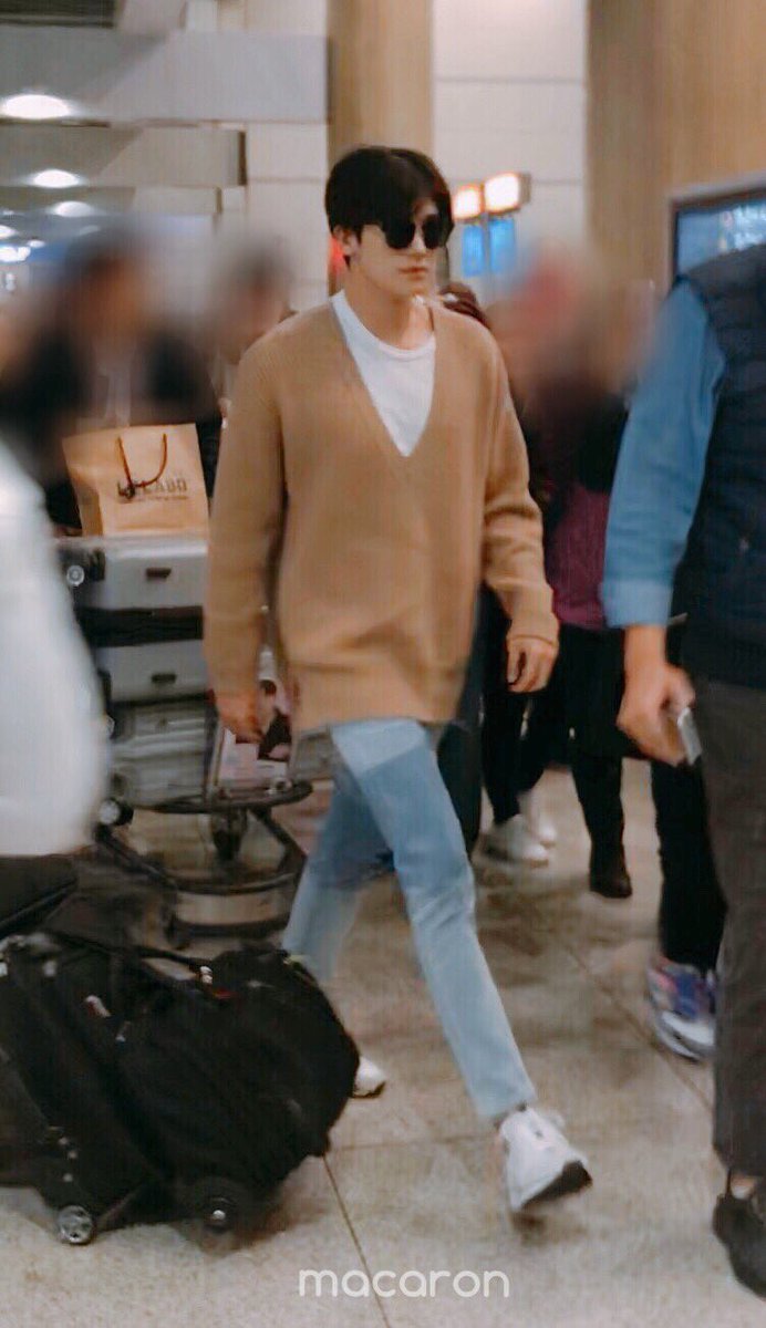 macaron_1116's tweet photo. 171112 박형식 인공입국 기럭지✨ https://t.co/rwRyN2adPI