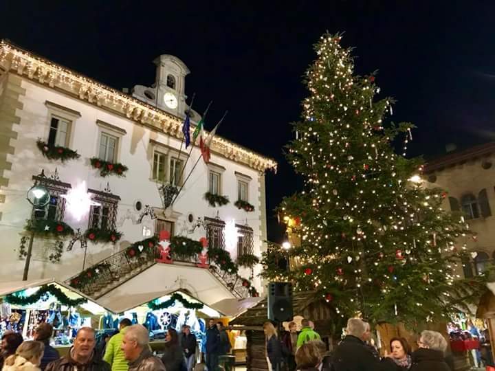 visitvalsugana's tweet photo. Al via i #MercatinidiNatale di Pergine Valsugana! Vi aspettiamo fino al 7 gennaio! #livelovevalsugana https://t.co/hszJHQwnvE