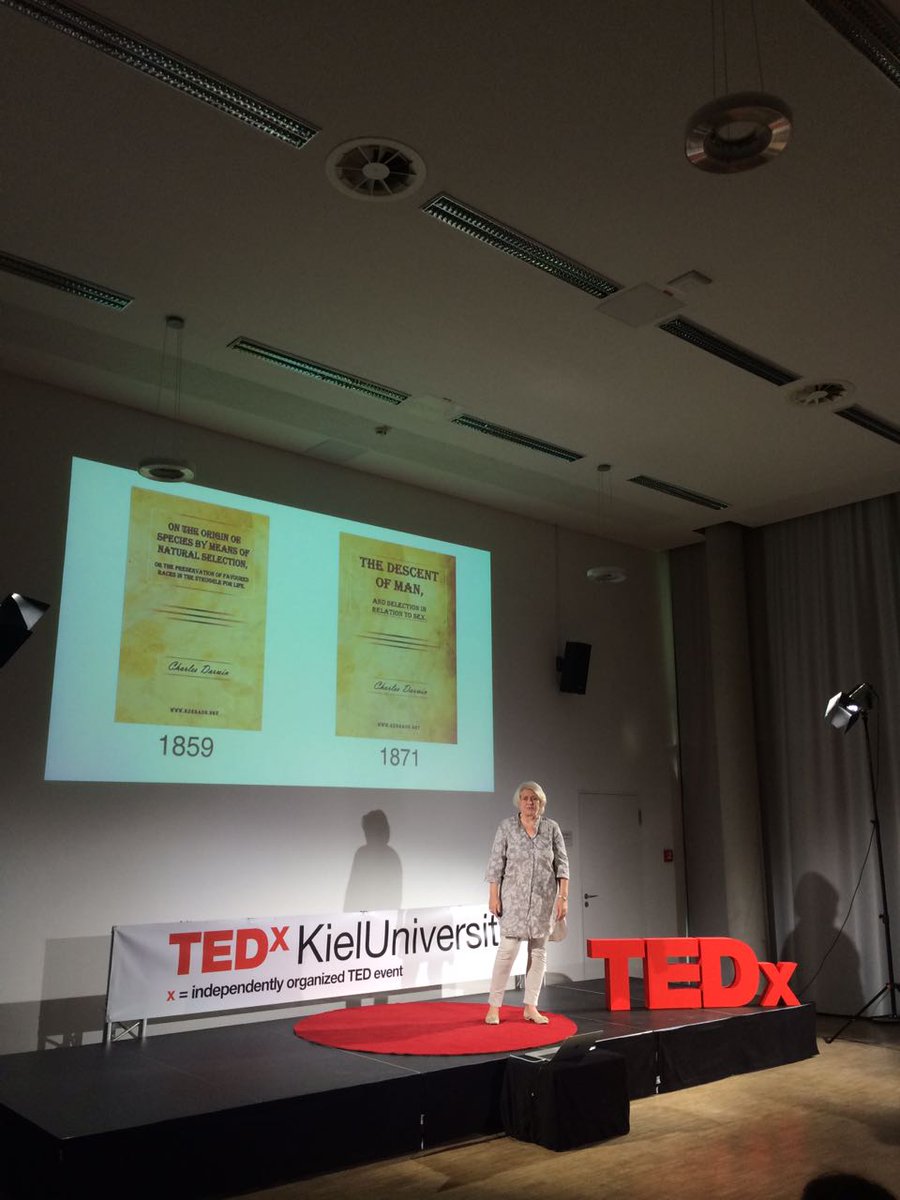TEDxKielUni's tweet photo. If you ask Inge SchrΓΆder about her profession, she doesn't know how to answer, as she did so many things. Today, she tries to spark our imagination with the question:
"What, if Charles Darwin had been a woman?"
#coloryourmind
#tedxkieluniversity
#tedxkieluni https://t.co/0jPB8gL5oL
