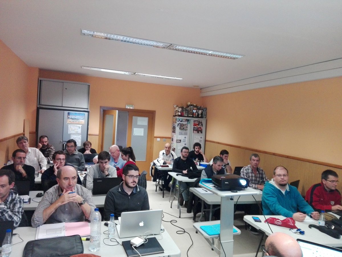 CASanturtzi's tweet photo. Aprendiendo, Disfrutando, Compartiendo con @erralin y @pepsuarez y, sobre todo, invirtiendo en el futuro de los alumn@s que pasarán por nuestras manos como #educadores #xakea #santurtzi #FEDA17 @reinoajedrez  @leontxogarcia @AintzaneUrkijo @CAAstillero @elcorreo_com https://t.co/imsx0equ2V
