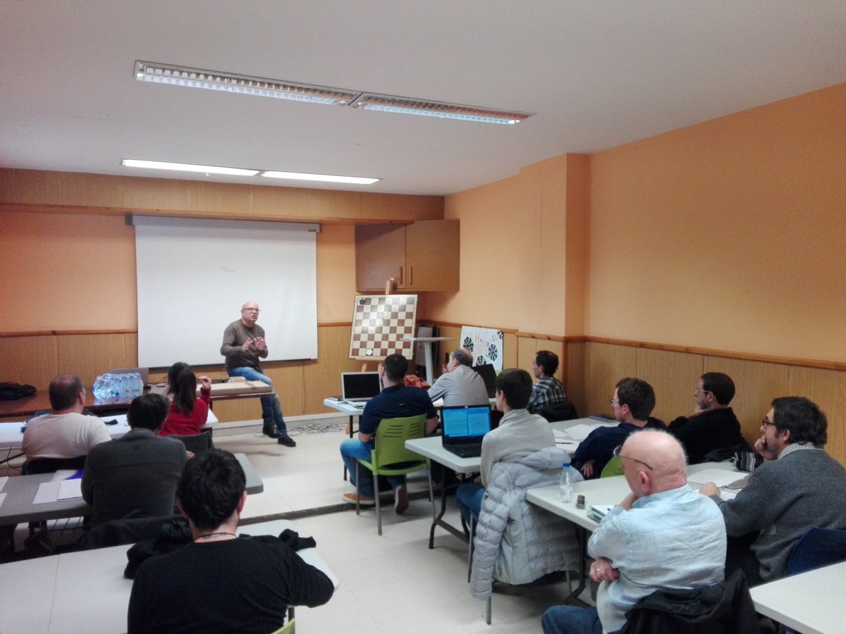 CASanturtzi's tweet photo. Aprendiendo, Disfrutando, Compartiendo con @erralin y @pepsuarez y, sobre todo, invirtiendo en el futuro de los alumn@s que pasarán por nuestras manos como #educadores #xakea #santurtzi #FEDA17 @reinoajedrez  @leontxogarcia @AintzaneUrkijo @CAAstillero @elcorreo_com https://t.co/imsx0equ2V