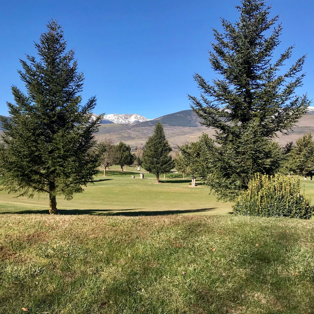 Imatges de la tardor. Un gran dia per a gaudir del golf. Un premi per aquells que aquest cap de setmana us heu decidit per La Cerdanya 👌

Imágenes de otoño. Un gran día para disfrutar del golf. Un premio para aquellos que este fin de semana os habéis decidido por La Cerdanya 🌞