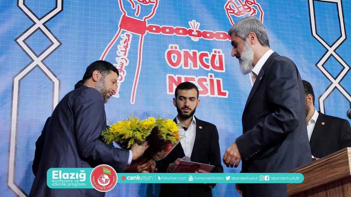 alparslankuytul's tweet photo. Muhterem Alparslan Kuytul Hocaefendi; Kendisine Yapılan Çiçek Takdiminin Ardından, "Manevi Gelişimin Yolları" Konulu Konferanslarını Vermek Üzere Kürsede...

#ElazığKonferansıCanlıYayın
https://t.co/oxqWRuwhpn https://t.co/BpqjOsWZ7G