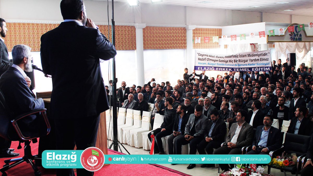alparslankuytul's tweet photo. Muhterem Alparslan Kuytul Hocaefendi; Kendisine Yapılan Çiçek Takdiminin Ardından, "Manevi Gelişimin Yolları" Konulu Konferanslarını Vermek Üzere Kürsede...

#ElazığKonferansıCanlıYayın
https://t.co/oxqWRuwhpn https://t.co/BpqjOsWZ7G