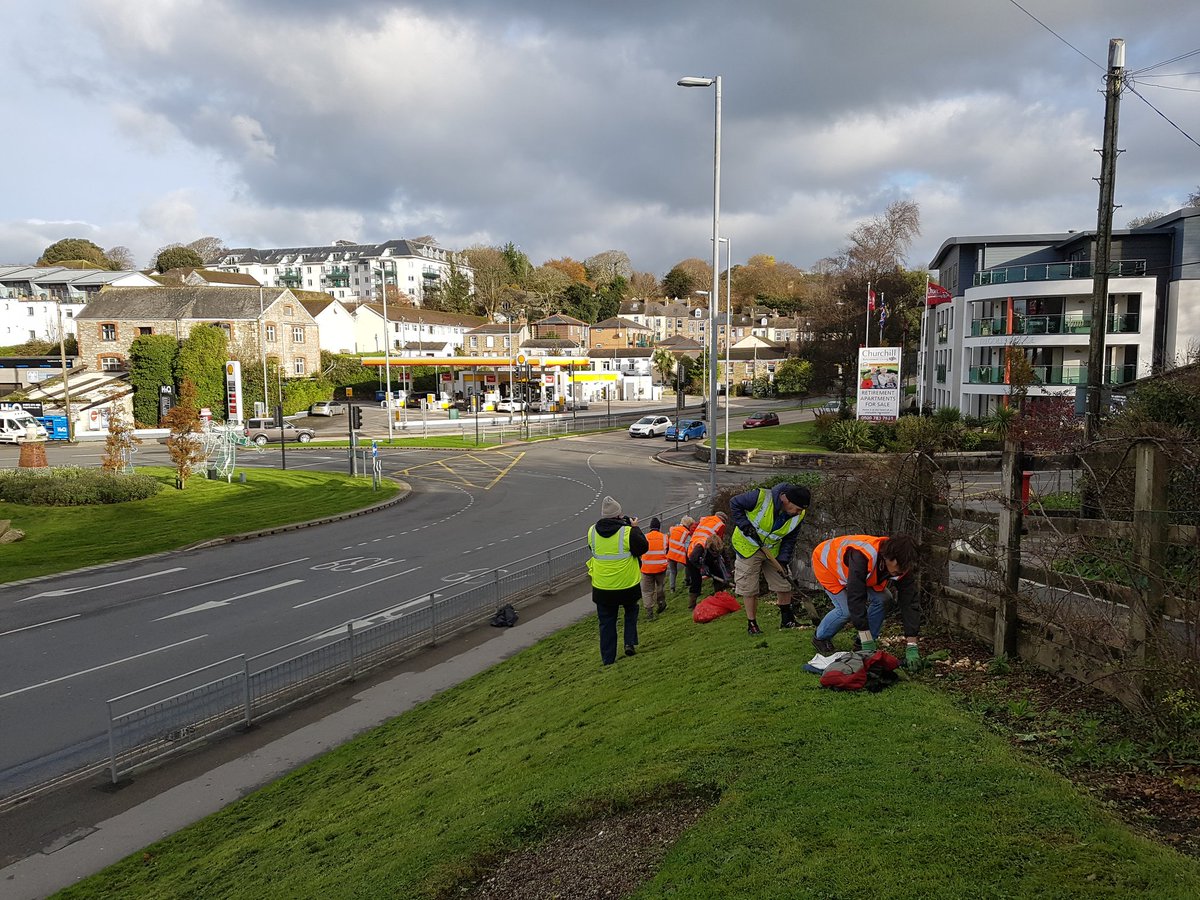 TruroinBloom's tweet photo. Hard at work this morning planting @Fentongollan crocus and tete a tete on Trafalgar roundabout and Waterloo bank https://t.co/lgeAHEg4x6