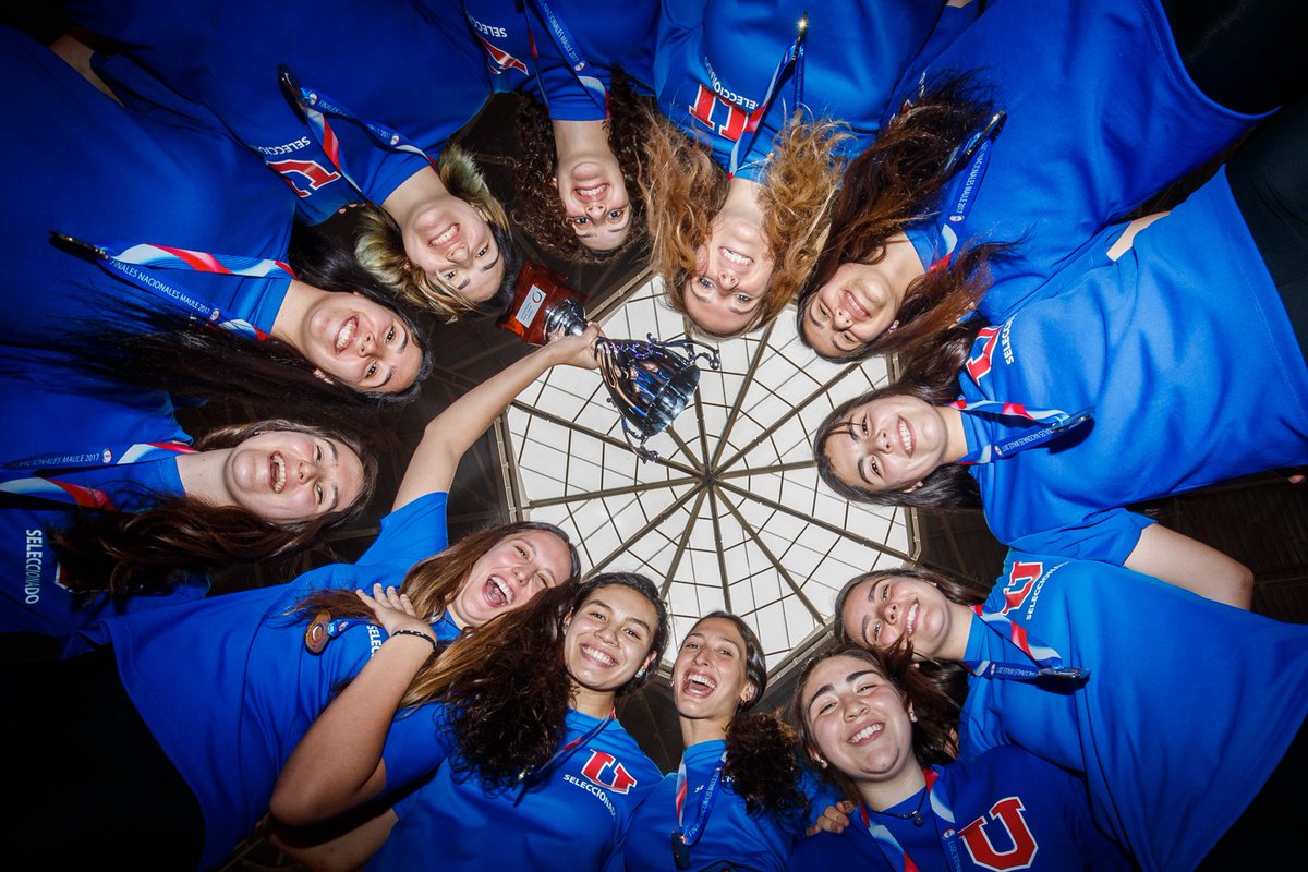 INDChileOficial's tweet photo. CELEBRA LA U 🏆/ Equipo femenino de vóleibol alzó la Copa de Campeón Nacional de las Ligas Deportivas de Educación Superior organizadas por @INDChileOficial en la Región del Maule #LDES2017 #FinalesLDES 🇨🇱 https://t.co/xlyLCj3849