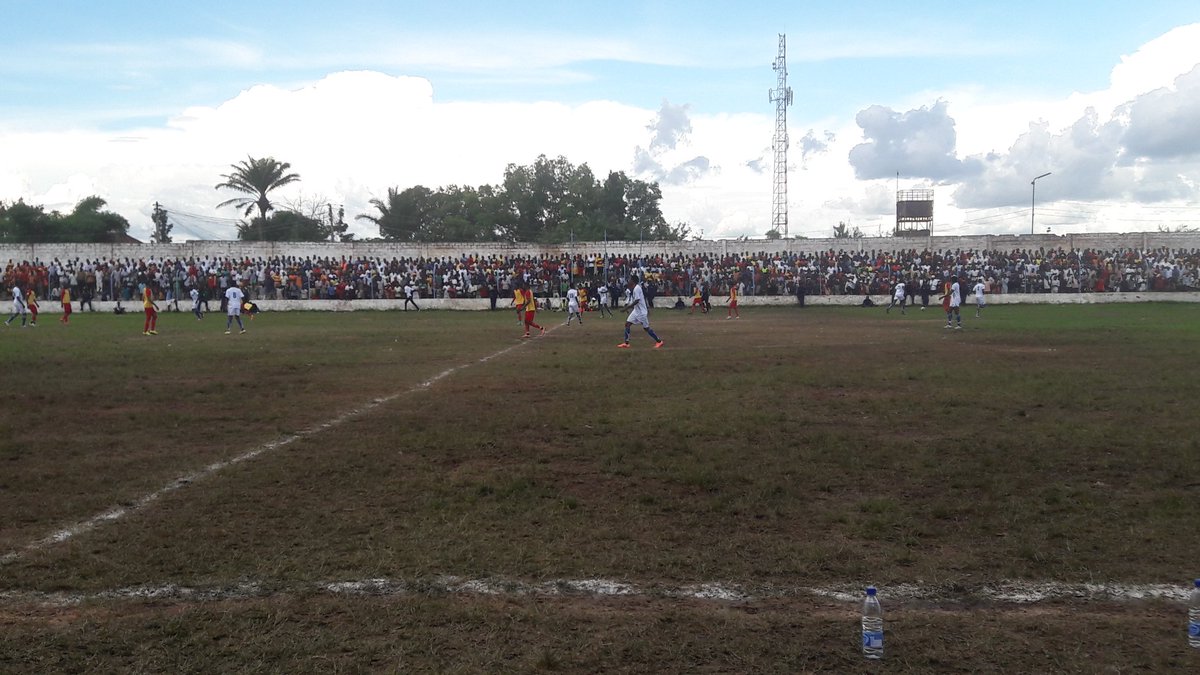 Sanga_Balende's tweet photo. 21' Deux attaquants de Dibumba se retrouvent encore une fois en 2 contre 2 devant la défense rouge et or mais pas lucides devant le but de NGELEKA. #SMSBVSACD0-1 https://t.co/h2OCpNoWkx