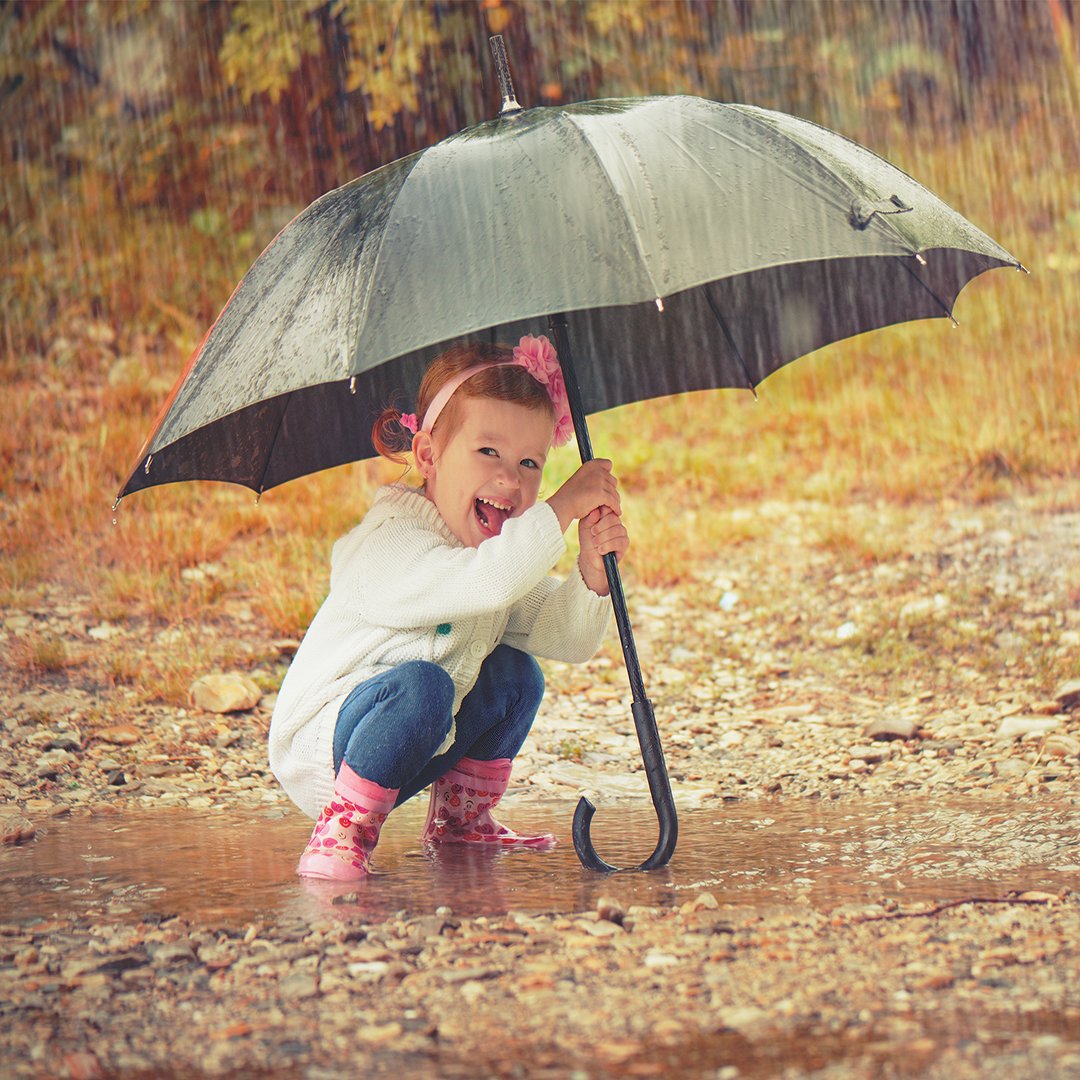 Под зонтиком песня. Мальчик с зонтиком. Фотосессия с зонтиком. Человек под зонтом. Дети под зонтом.