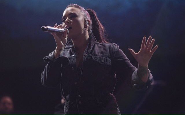 Northyy999's tweet photo. I CANT BELIEVE LAST NIGHT HAPPENED OMG, @ddlovato I love you so much https://t.co/y9xF9zVXd6