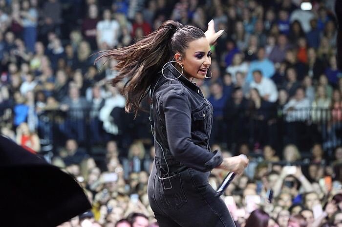 Northyy999's tweet photo. I CANT BELIEVE LAST NIGHT HAPPENED OMG, @ddlovato I love you so much https://t.co/y9xF9zVXd6