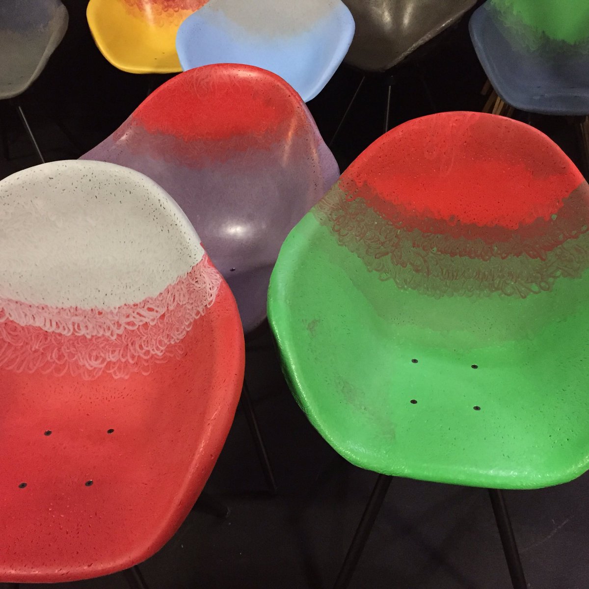 v_lorelle's tweet photo. Dernier jour #Pucesdudesign #Paris15: craquer pour le fauteuil aux teintes uniques de #Maximum ou ces sièges outdoor en tôle pliée #CompagniedesArtsLyonnais ? 2 petites maisons d'édition en #design contemporain https://t.co/1Mfb03apzK