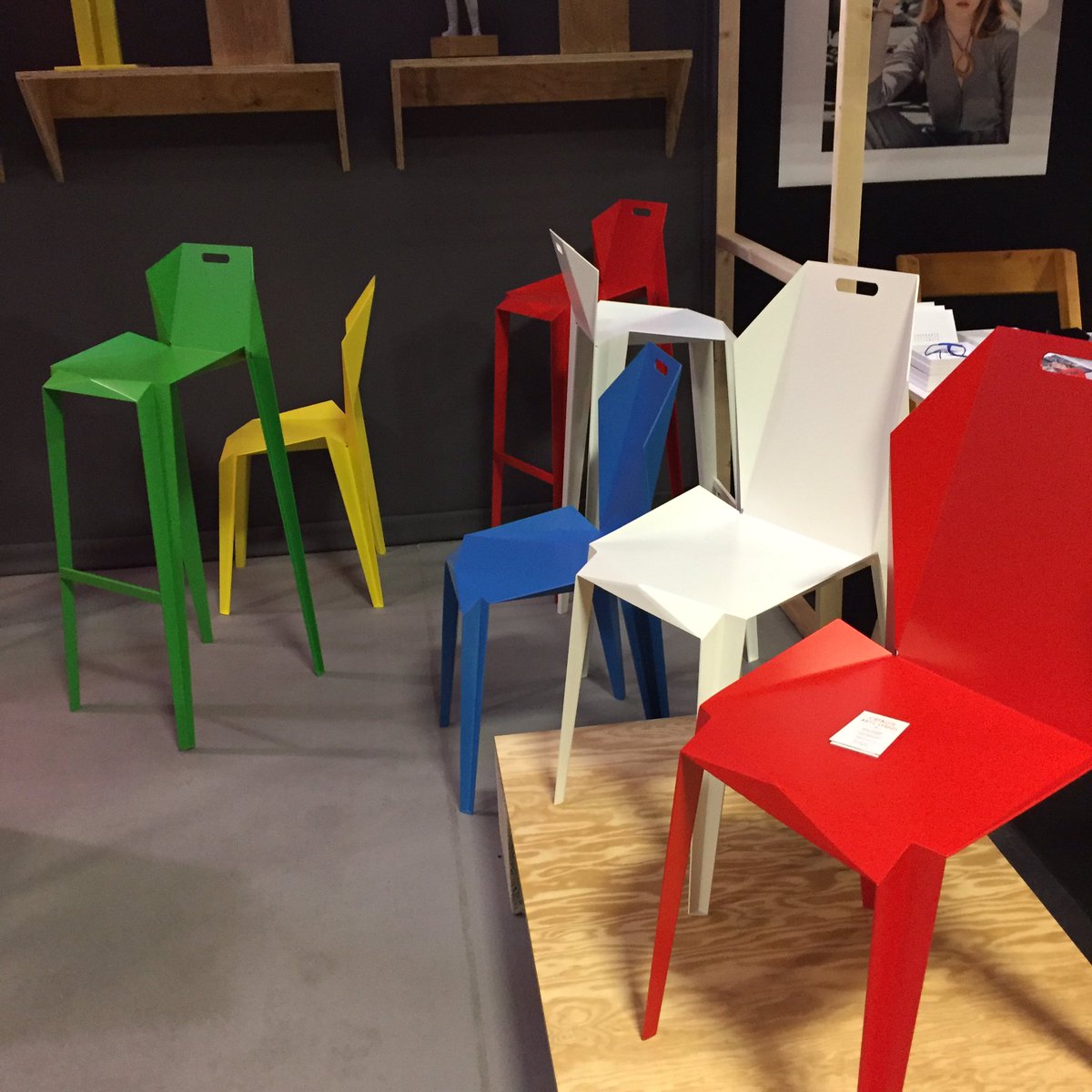 v_lorelle's tweet photo. Dernier jour #Pucesdudesign #Paris15: craquer pour le fauteuil aux teintes uniques de #Maximum ou ces sièges outdoor en tôle pliée #CompagniedesArtsLyonnais ? 2 petites maisons d'édition en #design contemporain https://t.co/1Mfb03apzK