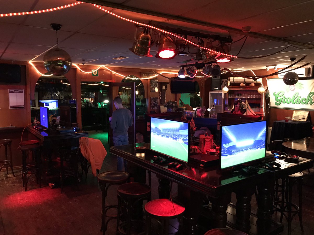 FCTHoksebarge's tweet photo. Vanmiddag hebben wij onze eerste fifa 18 toernooi georganiseerd! Komt allen kijken, meedoen kan ook nog 14.00 beginnen we @fctwente #FIFA18 @DeVerdieping2 https://t.co/89s5QEr9xQ