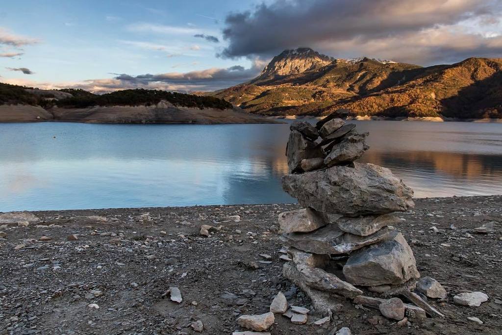 MatthieuDavin's tweet photo. Quand le lac redescend, on découvre certains trésors inondés le reste du temps... #myhautesalpes #igersgap #instag… https://t.co/hOg1pHE63c https://t.co/OeIsIpYGkO