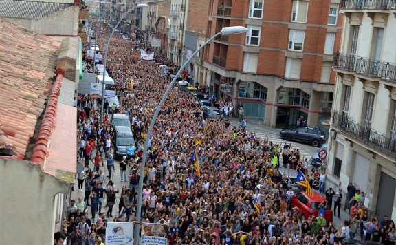 SocIsomer's tweet photo. Manresa 75.000 habitantes:

 3 de Octubre: 28.000 personas
12 de Noviembre: 500 personas

#Manresa #LlibertatPresosPolitics https://t.co/CCifqndDjn