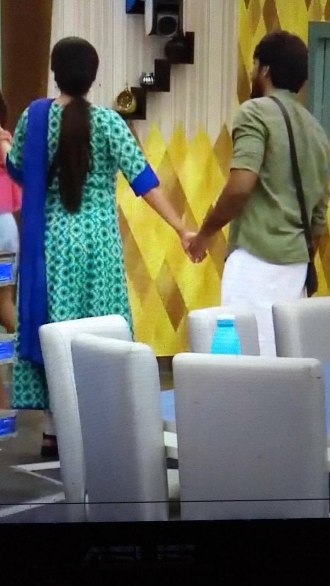 niruban1012's tweet photo. @Nafeez_Arav @talk2ganesh BB மலர்ந்த ஒரு கள்ளக்காதல்,ARAV:-Nee enakku 5 vathu.... GAYU:-Nee enakku 7 vathu.....unnai vida 2 leadingu....😂😂😂😂shipping comments ah like pannuraai,ithaiyum like pannu @Nafeez_Arav 😡😡😡 https://t.co/uPGTEii5XT