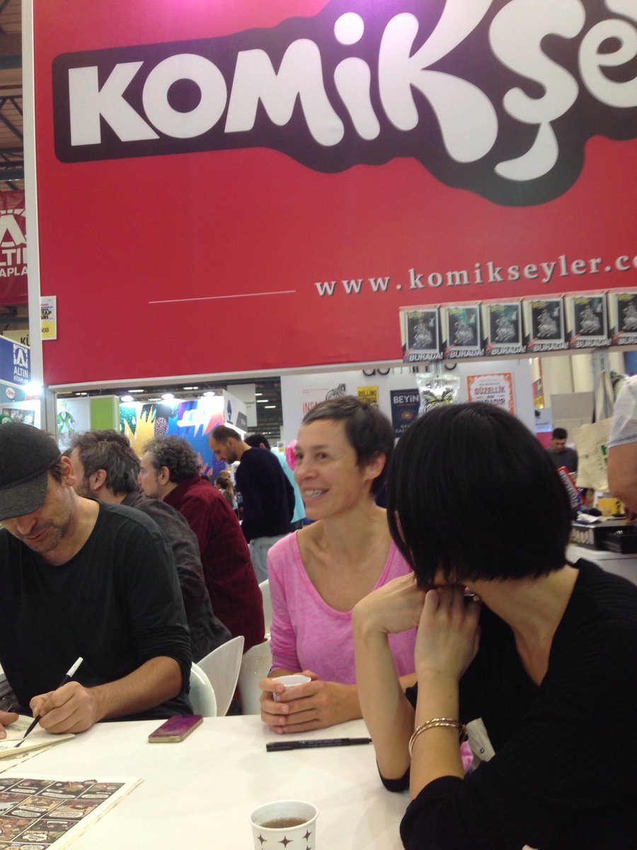 Lamia Karaali Tüyap <a href="/komikseyleryay/">Komikşeyler Yayın</a>  standında okurlarıyla buluştu..