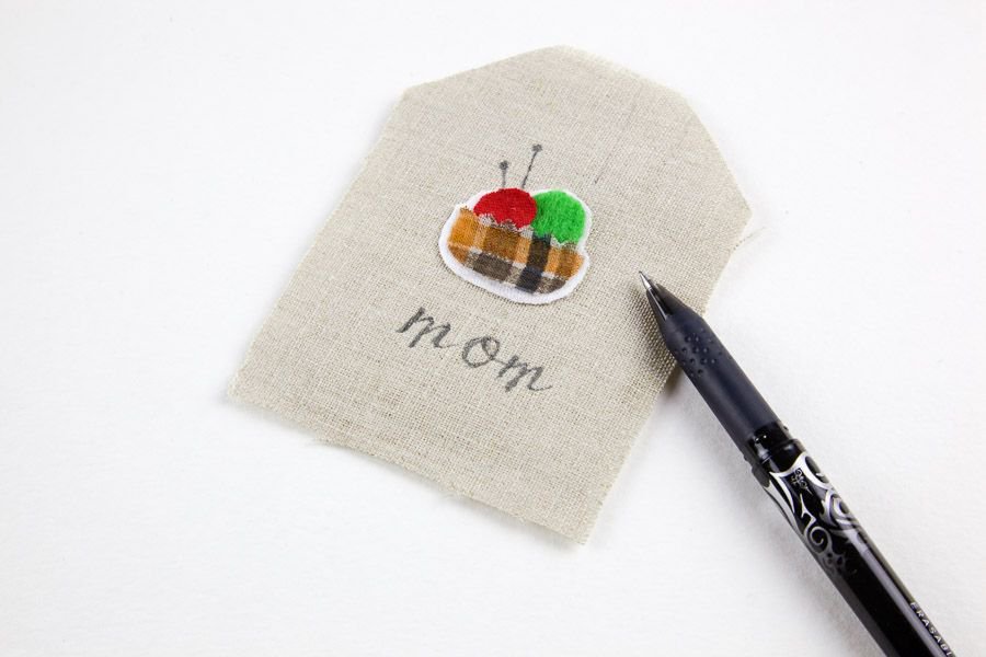 FabricPunk's tweet photo. Cute little gift tag idea from Minki's Work Table.
#MakeItMonday #sewing 
https://t.co/4EKDoX1jAd https://t.co/fGttZ51oJv