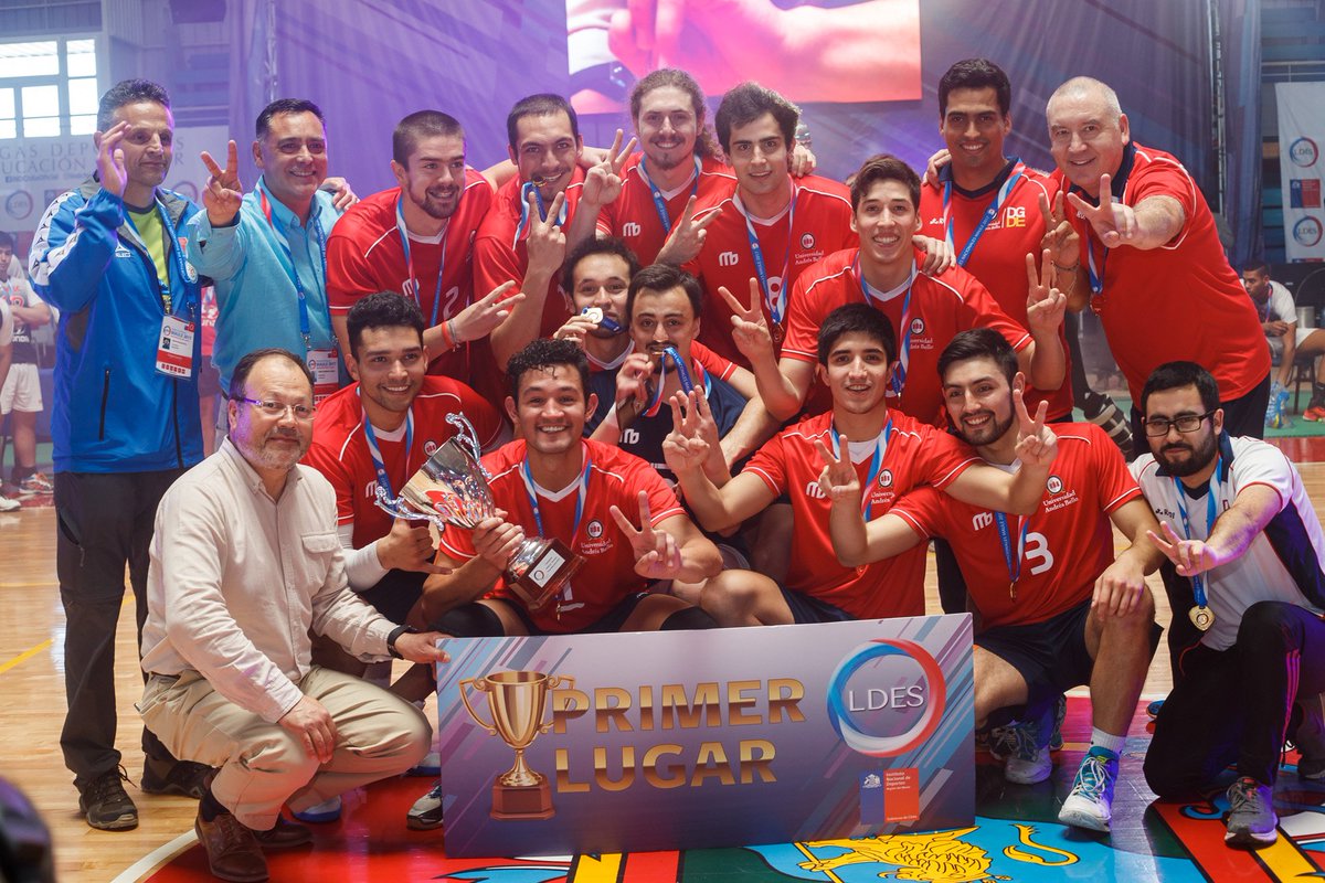 INDChileOficial's tweet photo. DALE BICAMPEÓN 🏆 / UNAB festeja su segundo título consecutivo como monarca del vóleibol masculino de las Ligas Deportivas de Educación Superior organizadas por @INDChileOficial en el Maule #LDES2017 https://t.co/t6VJ1xNGkG