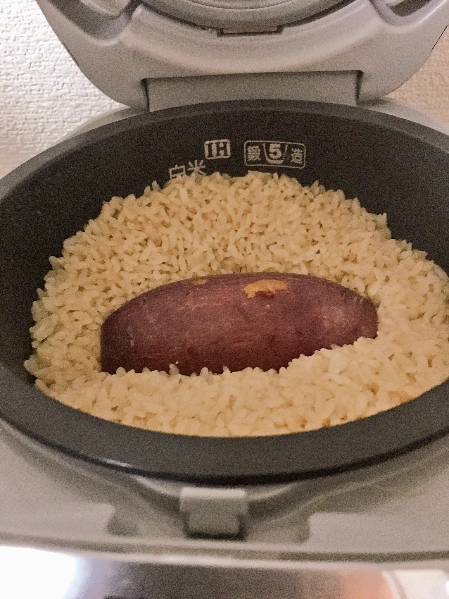 秋に最高！！超簡単にできる、おいしいサツマイモご飯の作り方！！