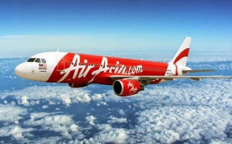 news24tvchannel's tweet photo. 99 रुपये में देश और 444 में करें विदेश का हवाई सफर #airasiaoffers #basefare #domestictravel https://t.co/NDuggnjQTm https://t.co/Vp28Nox31j