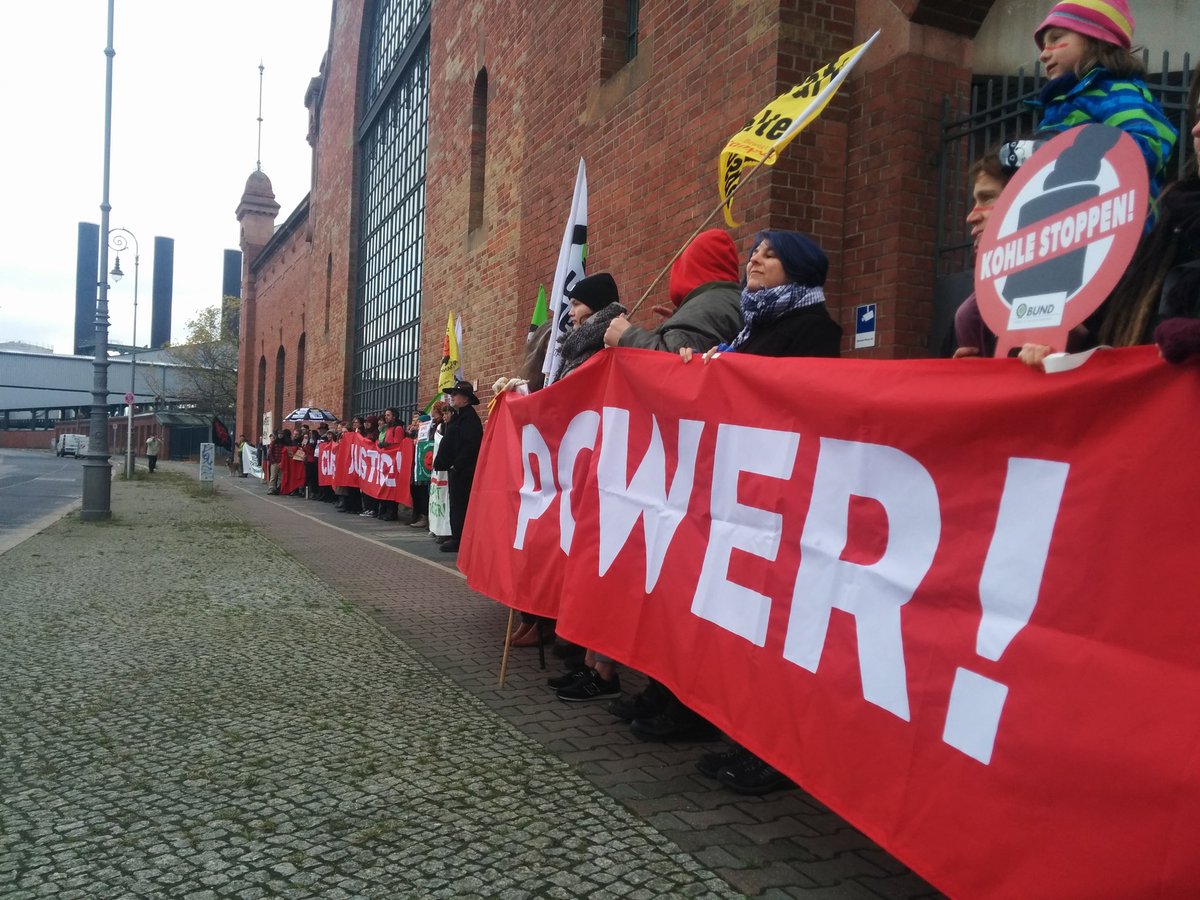 greenpeace_bln's tweet photo. #RoteLinie gegen Kohle heute in Berlin. Zusammen mit vielen Berliner Klimaschutzorganisation fordern wir: Climate justice now!
#BerlintoCOP23 #COB1
@Kohleausstieg_B https://t.co/sE7Rw3ofo8