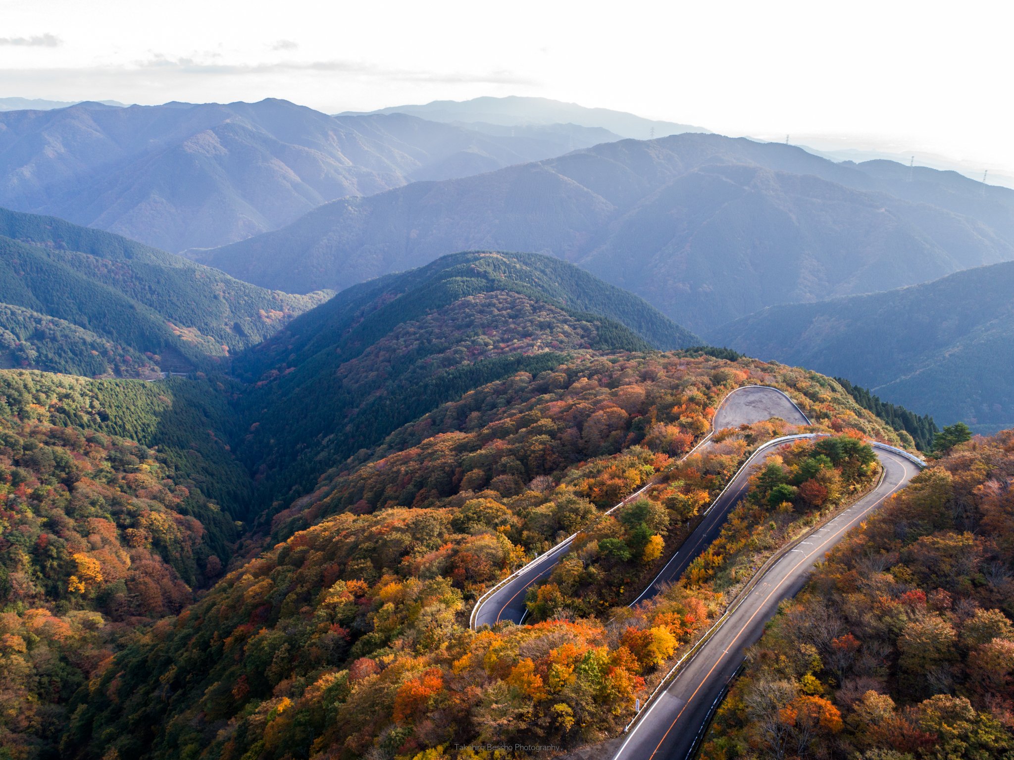 تويتر 別所隆弘 Takahiro Bessho على تويتر 山紅葉に色づく朝の伊吹山ドライブウェイ を撮影してきました 上空から見下ろすと そこに広がるのは美しい紅葉と卓越した建築技術の見事なコラボでした 管理会社の許諾および協力の元 開業時刻前の車の走らない時間帯の