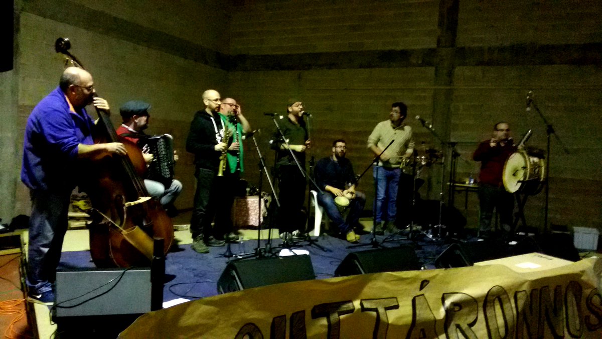 tiruleque's tweet photo. Graciñas á organización do acto solidario "PERDEMOS O VERDE PERO NON A ILUSIÓN" en San Román de Cervantes por contar connosco para poñer un pouco de festa nun dos momentos máis duros destas terras: invadidas polos terribles lumes do mes de outubro. Un pracer. LUMES NUNCA MÁIS !!! https://t.co/P0E4R74pnI