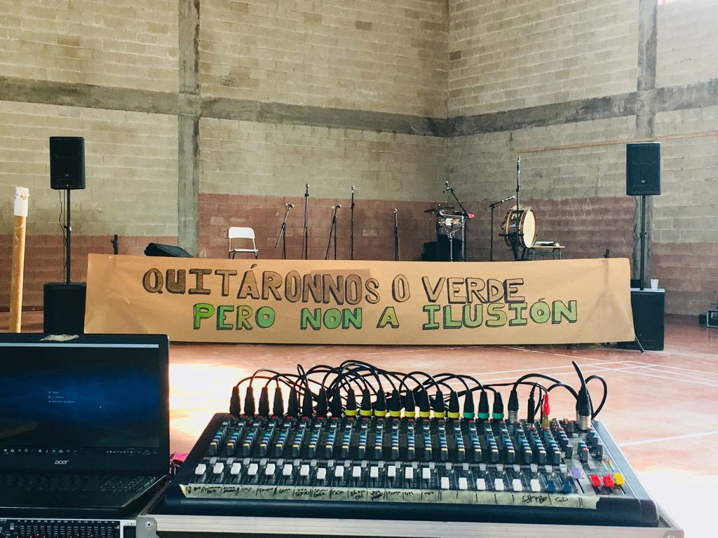 tiruleque's tweet photo. Graciñas á organización do acto solidario "PERDEMOS O VERDE PERO NON A ILUSIÓN" en San Román de Cervantes por contar connosco para poñer un pouco de festa nun dos momentos máis duros destas terras: invadidas polos terribles lumes do mes de outubro. Un pracer. LUMES NUNCA MÁIS !!! https://t.co/P0E4R74pnI