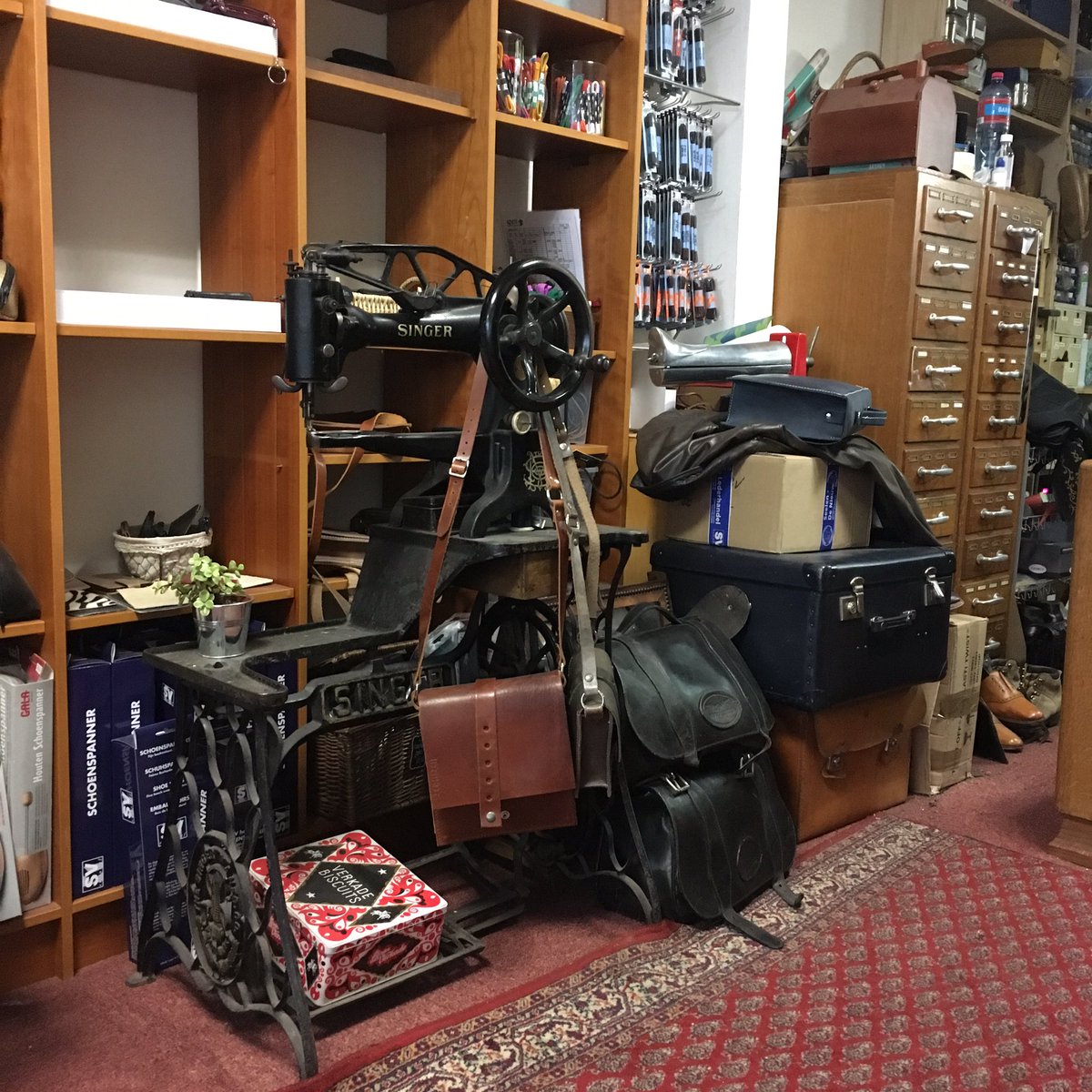 Gelukkig kan het ... natte schoen poetsen. Dus nu zit ik hier tijdens de @geluksroute te genieten van de geur van leer &amp; schoenpoets.