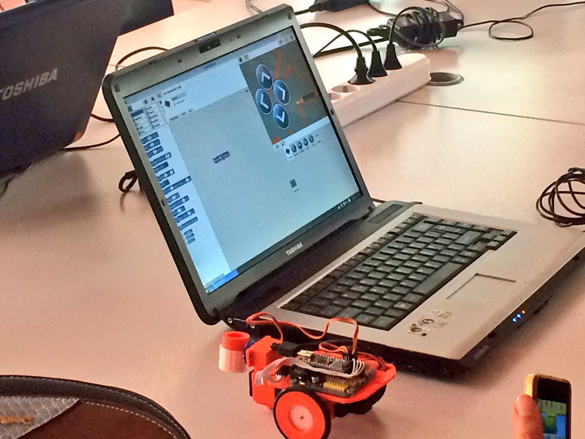 citilab's tweet photo. Taller de #programació i #robòtica amb el #DiBot! Nens, nenes i familiars aprenen a controlar el #robot artista del Citilab amb l'ajuda de l'equip d'@edutec_! #10anysCitilab https://t.co/zZvauX9U96