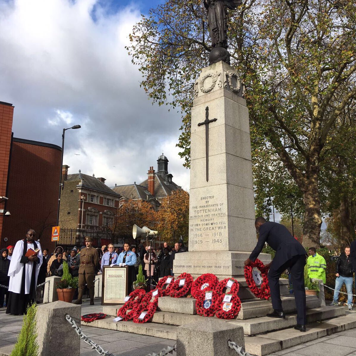 SpursOfficial's tweet photo. 📸 @LedleyKing and @PunjabiSpurs laid wreaths at Tottenham War Memorial as part of today's Remembrance service. #SpursRemembers https://t.co/JO8YFEJ5Bd