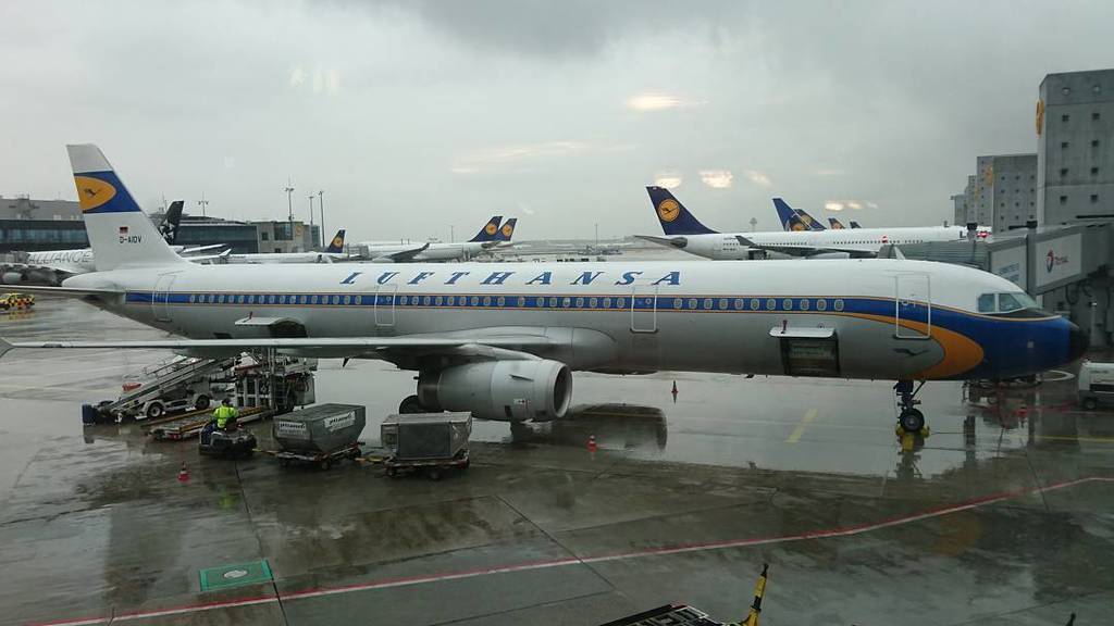 GregorVelz's tweet photo. Airbus #A321 #Lufthansa #retrolook #daidv #offtoBerlin @lufthansa @airbus https://t.co/vmmadWKGvB https://t.co/t9mg1jAXWM