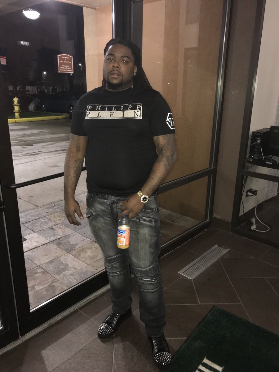 blessed_meechie's tweet photo. When you 👁 me you 👁 a 💰💦no broke shit🅿️💵🤫💯 #stayinyolane #bloodwalking #dontgobroketrynakeepup #tomuchsauce https://t.co/iDXOh678Vv