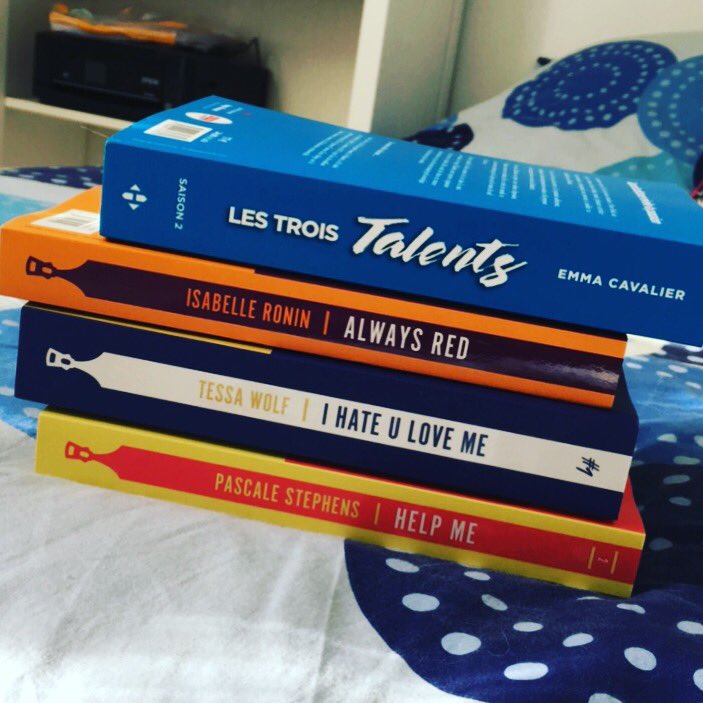 BulleBooks's tweet photo. Les réceptions de la semaine 😍
Encore merci @HugoNewRomance et @emmaKvalier pour le second volet de la Saga #LesTroisTalents 😍
Et #BMR pour ces trois romans qui me faisait de l’œil, dont #AlwaysRed que j’ai hâte de lire !
#BulleBooks #Blogoshpère #HugoNewRomance https://t.co/0g8vbkg7TF
