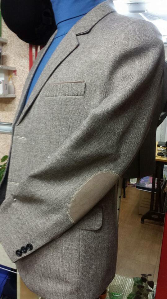 Монголчууд ийм костюм пиджак захиалгаар урлаж байгаа юм байна.

3 хос - 150,000-180,000

Үндэсний үйлдвэрээ дэмжие.

Утас: 91041116

Хаяг: Чингис зочид буудлын зүүн талд

#montailor 
#handmade
#madeinmongolia