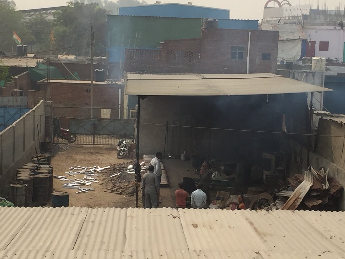 vipin_ghaziabad's tweet photo. #Dangerously #Danger..metal is melting in pandav nagar adjoining #Golflink Society #DmGhaziabad #PollutionDepartment #UPPOLICE #UPCM https://t.co/NAhApkzJyy