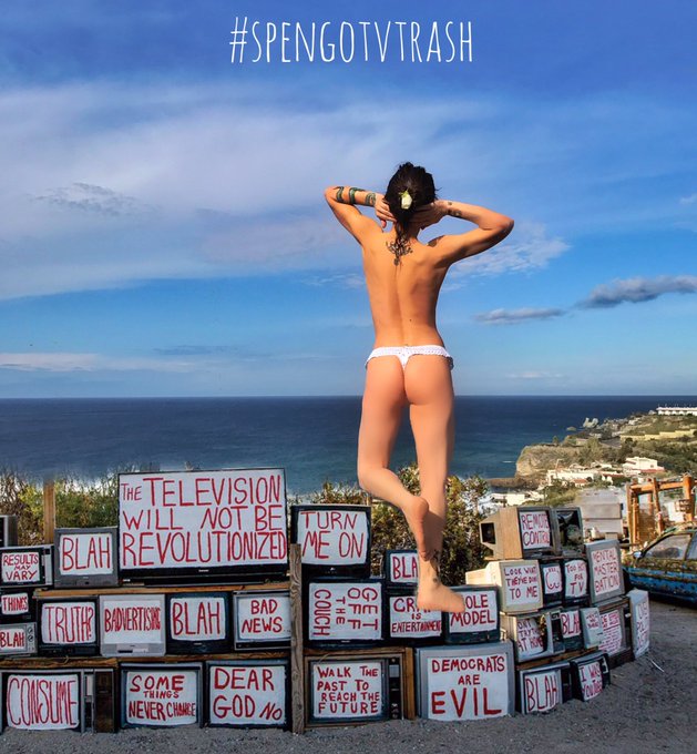 Naike Rivelli al porto di Pozzuoli, la sua foto infiamma i social https://t.co/lzn3Lz3bzf @mattinodinapoli<a href="/tag/spengotvtrash"class="tags"><span>#spengotvtrash</span></a>