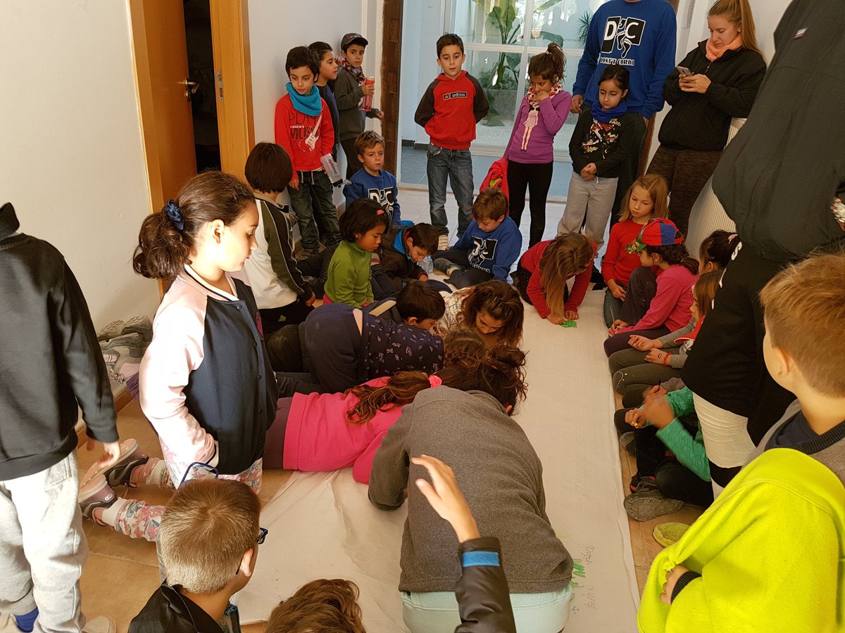 DonatCorda's tweet photo. Después de aprender un poco mas sobre el reciclaje y el cambio climático hemos jugado a buscar la pócima para hacer pequeña a alicia, la miniacampada va llegando a su fin pero aún nos quedan actividades por delante! 👌 #MiniDC https://t.co/w5TUhWI7dy