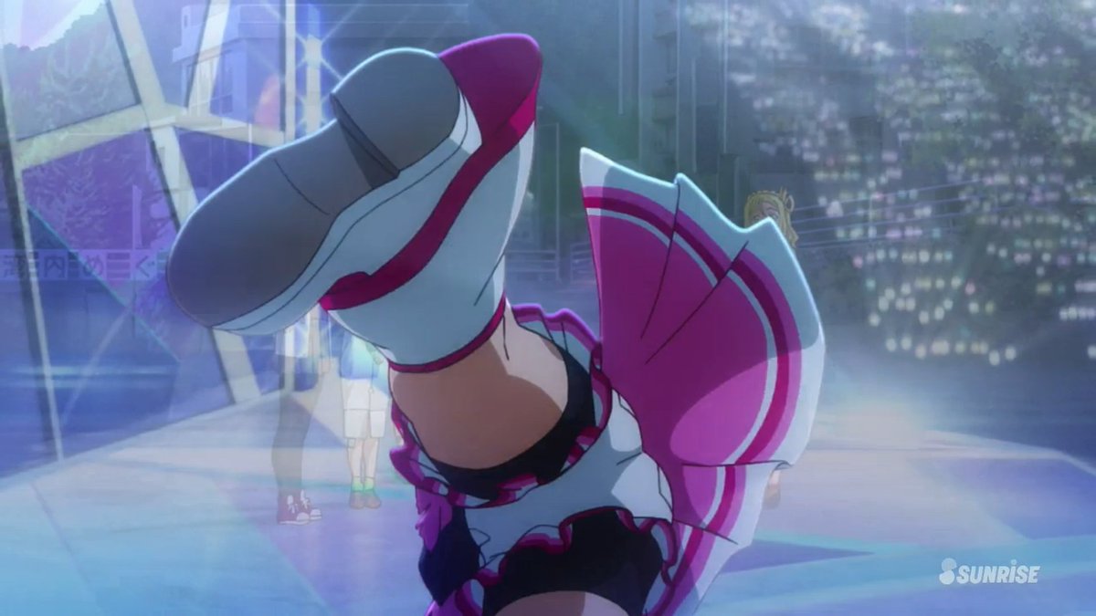 みそぎ いわゆるマスゲームの ウェーブ 大人数が時間差でしゃがんで立ち上がって高低差で波を表すやつ を ドルフィン という ダンス技で伏せて起き上がることでやるのがaqours Waveの本質だとすると 千歌のロンダートに合わせて右から順に立ち上がる