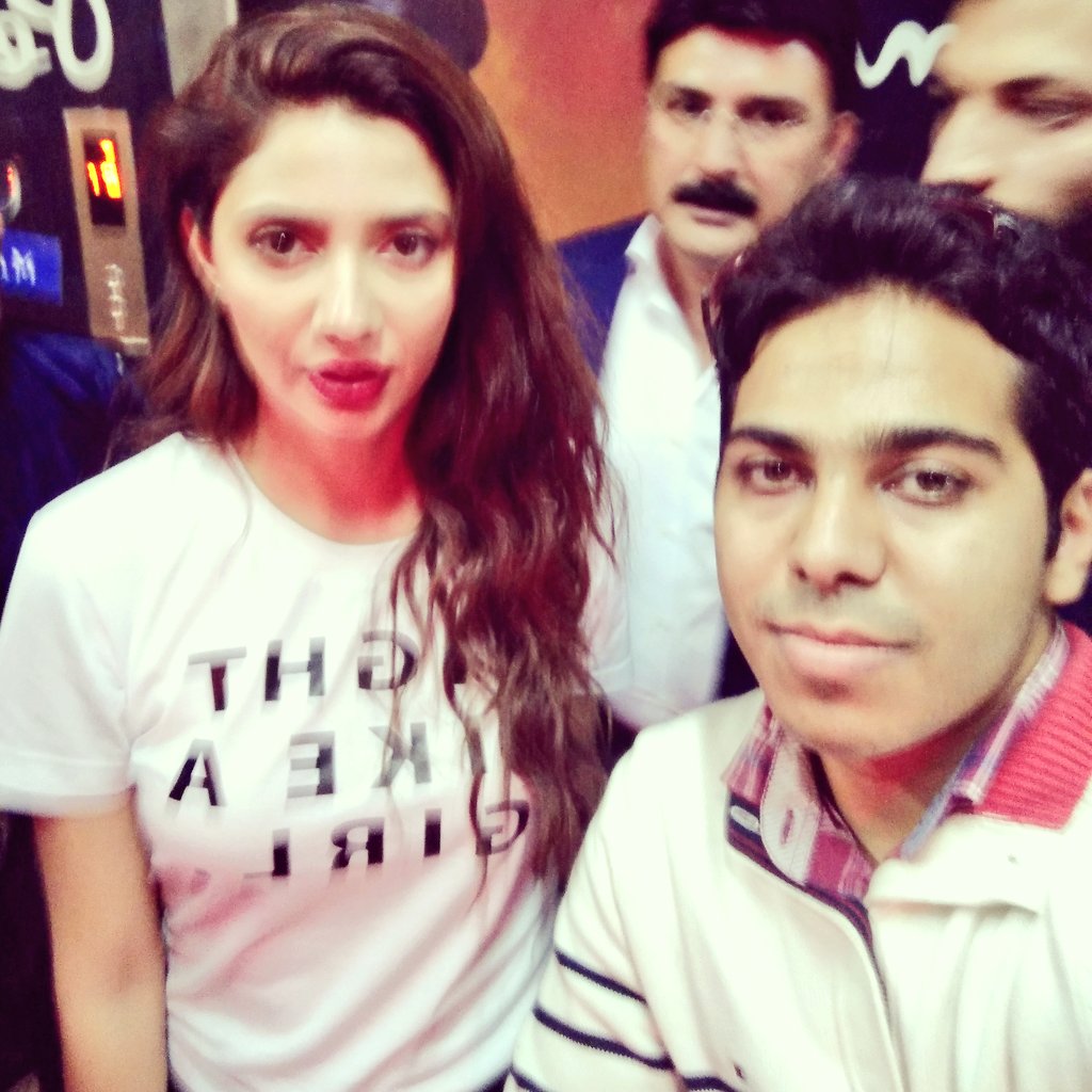 IamSafiKhanBoss's tweet photo. @TheMahiraKhan #Awesome #Sweet #Style #Great #Lady Allah Bless #MahiraKhan #Ji #PSLDraft #SinglesDay #SundayMorning #MissVeet2017 #Veet #WomenEmpowerment #Verna #VernaTrailer Very #Cool to #Meet with you #Amazing #Personality #Humanitarian #GoodLuck #17thNovember2017 #FashionWeek 😍❤💘💖💕💞 https://t.co/C0wtSUy0Bn