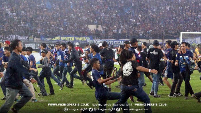 republikbobot0h's tweet photo. Ini Foto-foto Suasana Mencekam di Stadion Si Jalak Harupat - https://t.co/AUm7yMrgRb https://t.co/aiTnVQ4Lha https://t.co/n5nkbvihuW