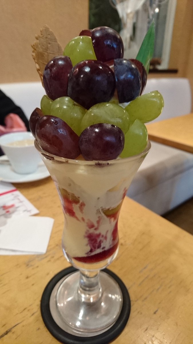 こん Twitterren 初めてのたなかフルーツでぶどうパフェ 皮ごと食べられるぶどうがとっても甘くて感激 Fwf コーンフレークでかさまししていないのが好きだ 宮崎 都城 たなかフルーツ スイーツ パフェ