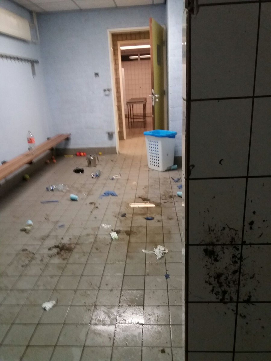 Hermesdvs's tweet image. Zo laat BVBC haar kleedkamer achter. SCHANDE. Volgende keer kunnen jullie je buiten omkleden. @svbvcb @RijnmondSport @waterwegsport @SchiedamVandaag