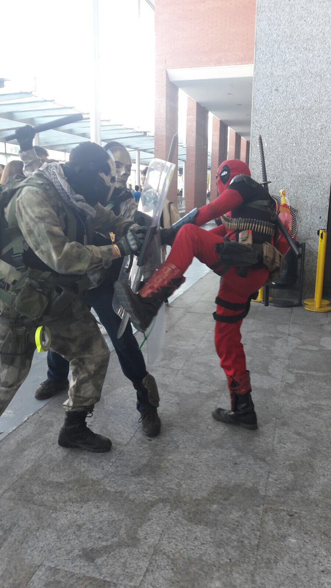 Sick_Monkeys_AS's tweet photo. Menudo sábado en #HeroesComicCon con #eventosLED !! #SMASrules #SMAS #LED #frikeando #ifema #comics #cosplay #yesoquenoibamosdisfrazados https://t.co/m4udgUibRI